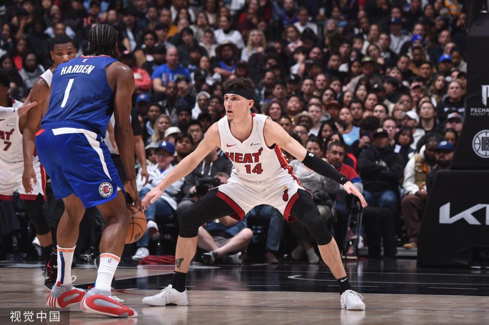 更透露出英 更透露出英